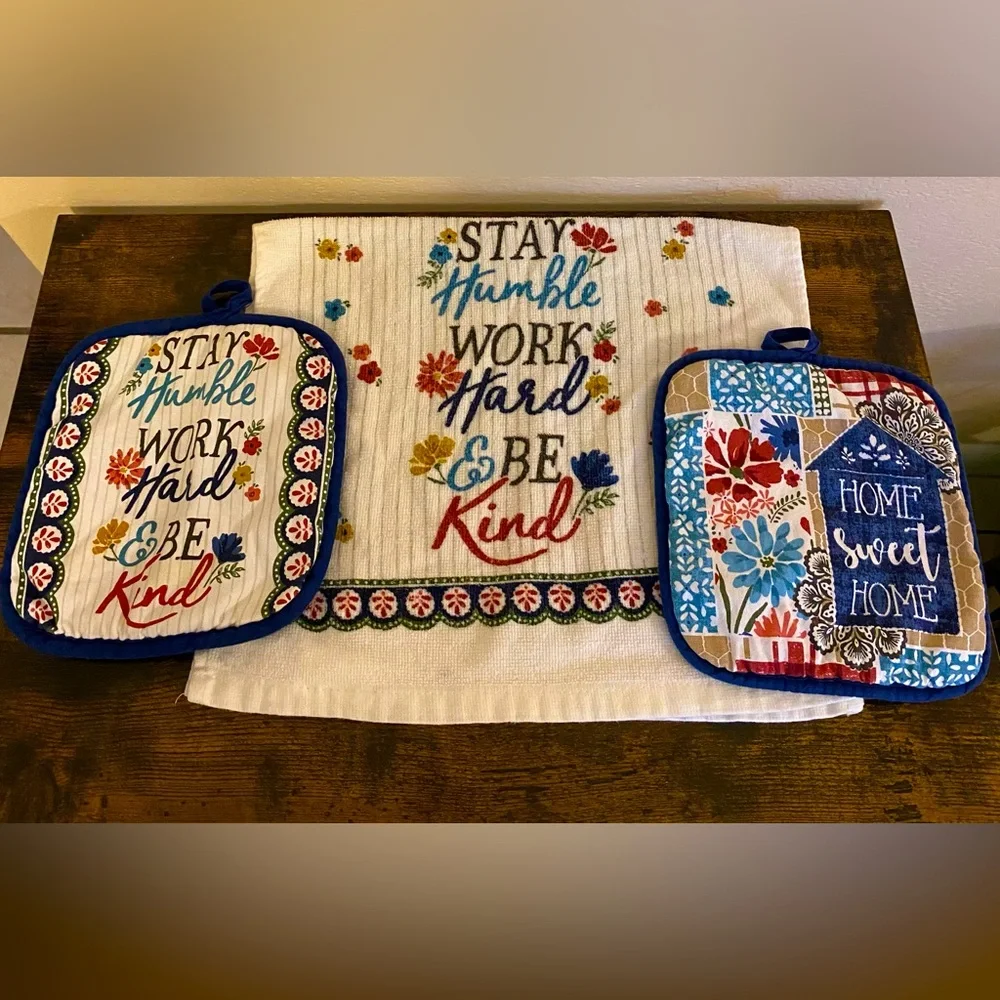 Set of 1 dish towel and 2 pot holders